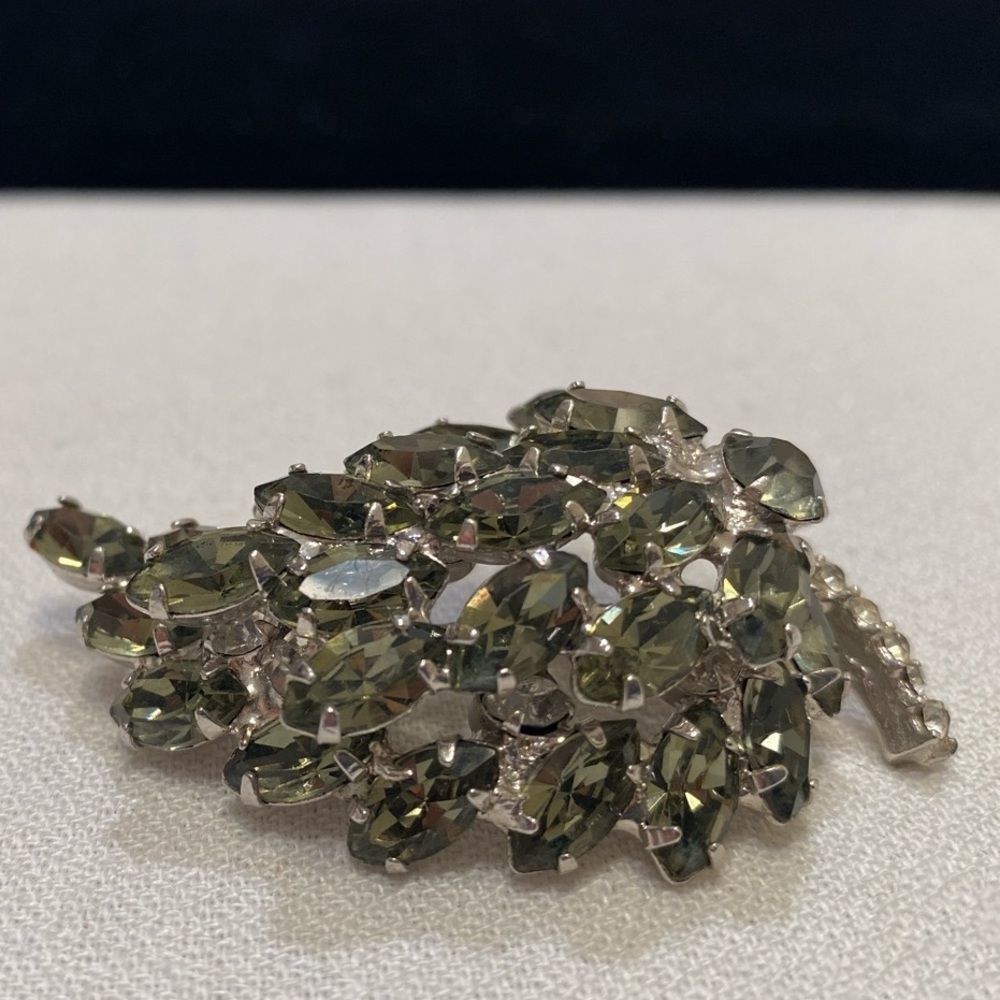 Vintage Weiss Rhinestone Brooch And Earrings Set - Picture 12 of 14